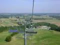 Kolejka krzesełkowa na Górze Kamieńsk. Widok na pola i lasy. Sprawdź cennik atrakcji.