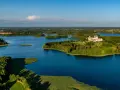 Malowniczy wschód Polski nad jeziorem, z wyspą i klasztorem.