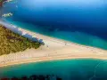 Piękna plaża w Chorwacji, idealne miejsce na wakacje. Zastanawiasz się, ile się leci do Chorwacji? Warto sprawdzić!