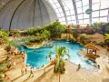 Wielki basen z palmami i domkami na wodzie. Marzysz o wakacjach? Sprawdź bilety na tropical islands!