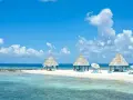 Idealne belize wakacje: biała plaża, turkusowa woda, palmy i hamaki. Raj na ziemi.