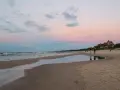 Zachód słońca nad morzem w Łebie. Spacer po plaży, romantyczne widoki, idealne łeba atrakcje dla dorosłych.