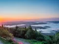 Wschód słońca nad morzem mgieł w górach. Idealne miejsce, gdzie pojechać na dwa dni, by podziwiać takie widoki.