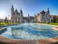 Zamek Moszna z fontannami – jedna z największych atrakcji Opolszczyzny. Wspaniała architektura i wodne widowisko.