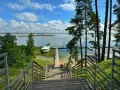 Schody prowadzą do jeziora, gdzie cumuje statek. Idealne miejsce, by zapytać: gdzie na Mazury?