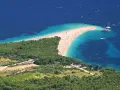 Widok z lotu ptaka na plażę Zlatni Rat w Chorwacji. Idealne miejsce na wakacje samolotem.