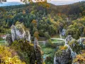 Ojcowski Park Narodowy ciekawostki: wapienne skały, jesienne lasy i malownicze doliny tworzą niezwykły krajobraz.