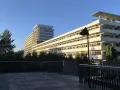 Nowoczesny budynek z tarasami, otoczony zielenią, idealny dla szukających najlepszych sanatoriów w Polsce.