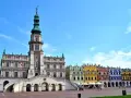 Kolorowe kamienice i ratusz na Rynku w Zamościu, jednym z najpiękniejszych miast w Polsce.