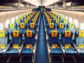 Puste siedzenia w samolocie Ryanair. Czekają na pasażerów, którzy wybierają się w podróż. Samolot lot w środku.