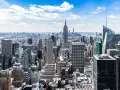 Widok na Manhattan, z Empire State Building w centrum. Zastanawiasz się, ile się leci do Nowego Jorku?