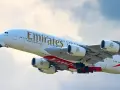 Samolot Emirates wzbija się w powietrze. Zastanawiasz się, ile się leci do Dubaju?