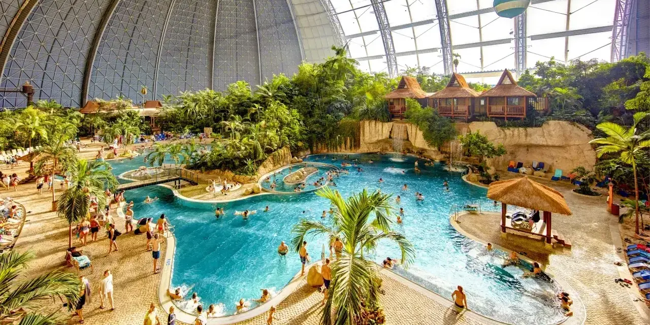 Wielki basen z palmami i domkami na wodzie. Marzysz o wakacjach? Sprawdź bilety na tropical islands!