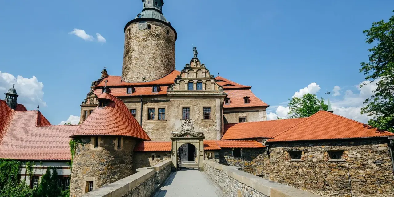 Kamienny most prowadzi do imponującego zamku Czocha. Wiele osób chwali go w swoich opiniach za piękno i historię.