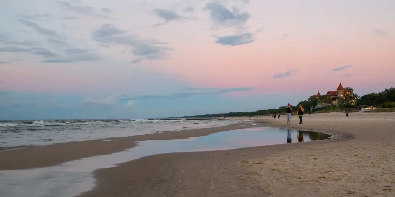 Zachód słońca nad morzem w Łebie. Spacer po plaży, romantyczne widoki, idealne łeba atrakcje dla dorosłych.