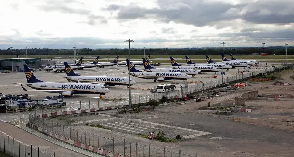 Wiele samolotów Ryanair na płycie lotniska, gotowych do lotów do Anglii.
