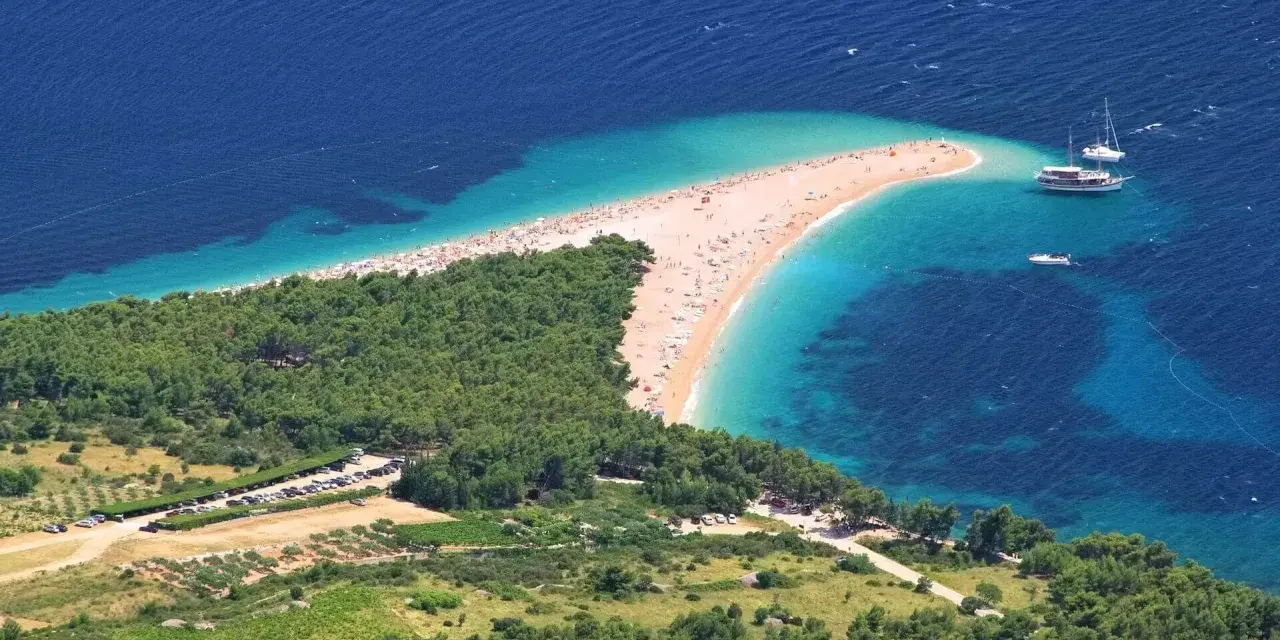 Widok z lotu ptaka na plażę Zlatni Rat w Chorwacji. Idealne miejsce na wakacje samolotem.