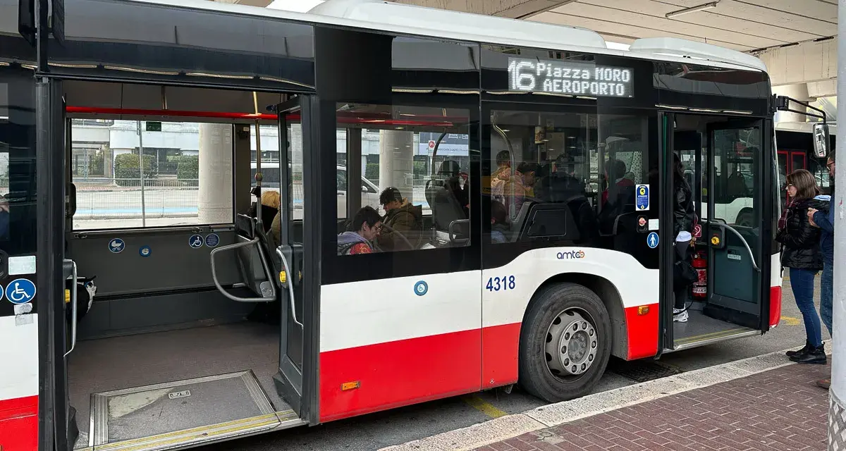 Autobus linii 16 do lotnisko w Bari czeka na pasażerów. W środku siedzą ludzie, drzwi są otwarte.