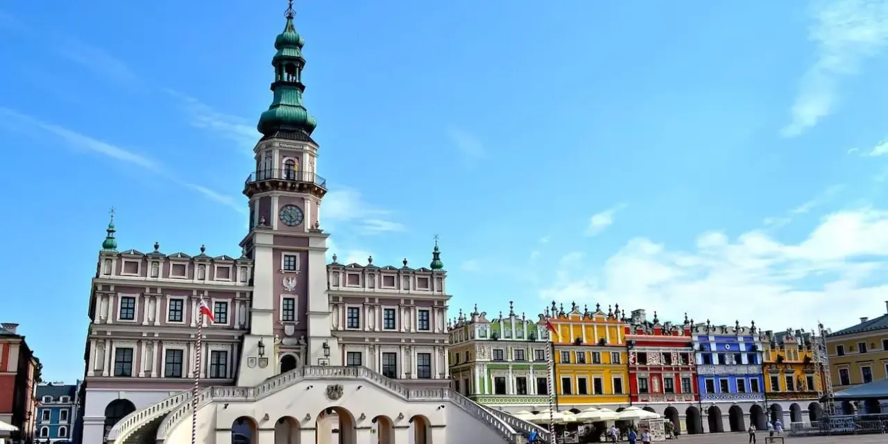 Kolorowe kamienice i ratusz na Rynku w Zamościu, jednym z najpiękniejszych miast w Polsce.