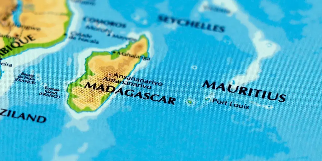 Mapa pokazuje, gdzie leży Mauritius, na wschód od Madagaskaru, w Oceanie Indyjskim.