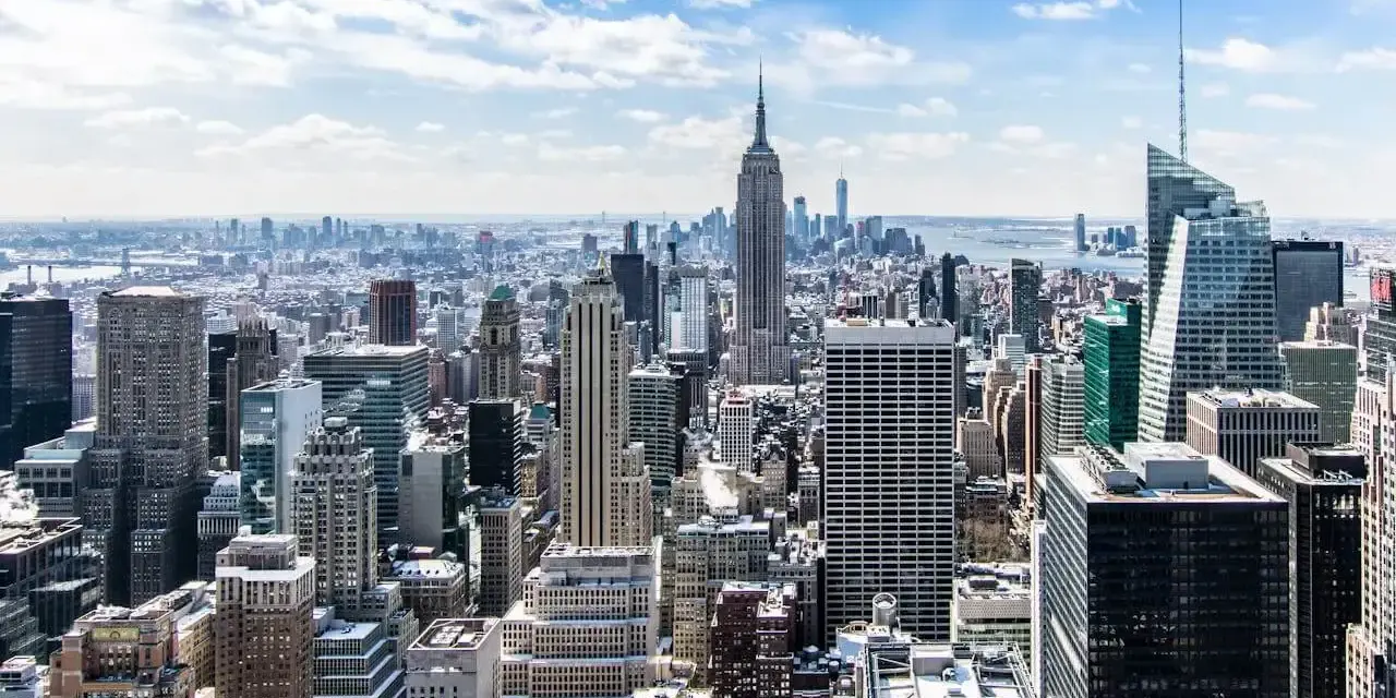 Widok na Manhattan, z Empire State Building w centrum. Zastanawiasz się, ile się leci do Nowego Jorku?