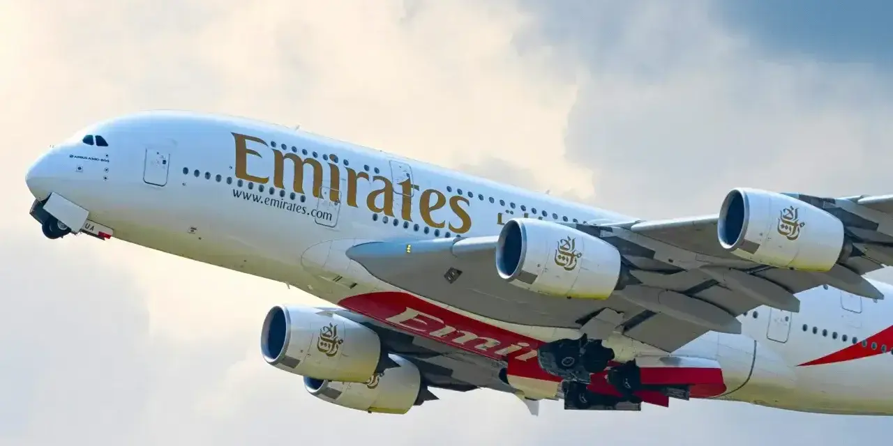 Samolot Emirates wzbija się w powietrze. Zastanawiasz się, ile się leci do Dubaju?