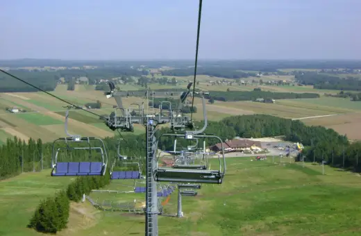 Kolejka krzesełkowa na Górze Kamieńsk. Widok na pola i lasy. Sprawdź cennik atrakcji.