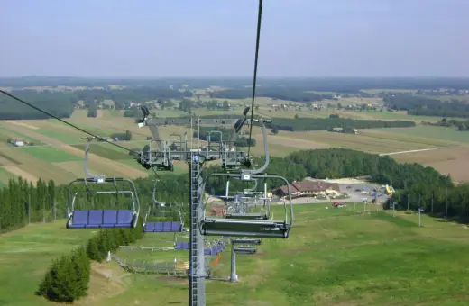Kolejka krzesełkowa na Górze Kamieńsk. Widok na pola i lasy. Sprawdź cennik atrakcji.