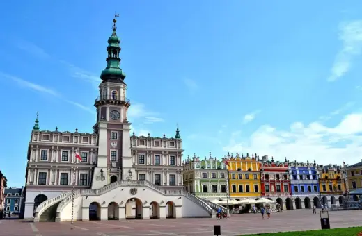 Kolorowe kamienice i ratusz na Rynku w Zamościu, jednym z najpiękniejszych miast w Polsce.