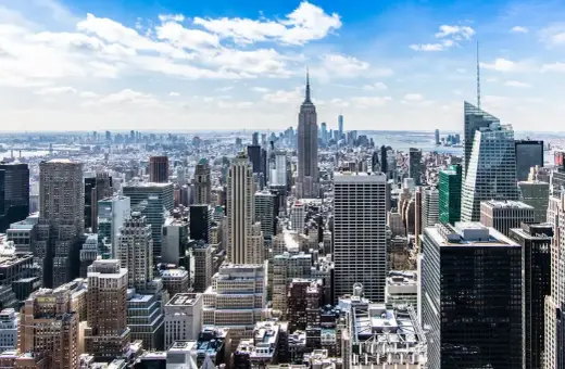 Widok na Manhattan, z Empire State Building w centrum. Zastanawiasz się, ile się leci do Nowego Jorku?
