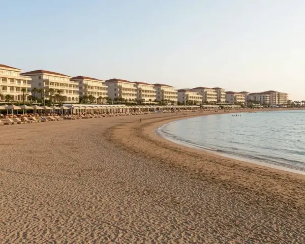 Piękna plaża z rzędami leżaków i białymi hotelami w tle, idealne miejsce na wakacje w Side Colakli.