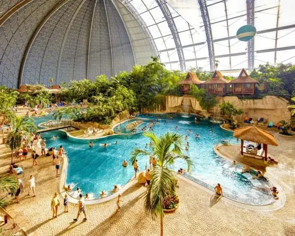 Wielki basen z palmami i domkami na wodzie. Marzysz o wakacjach? Sprawdź bilety na tropical islands!