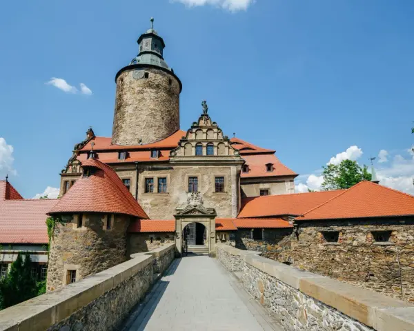 Kamienny most prowadzi do imponującego zamku Czocha. Wiele osób chwali go w swoich opiniach za piękno i historię.