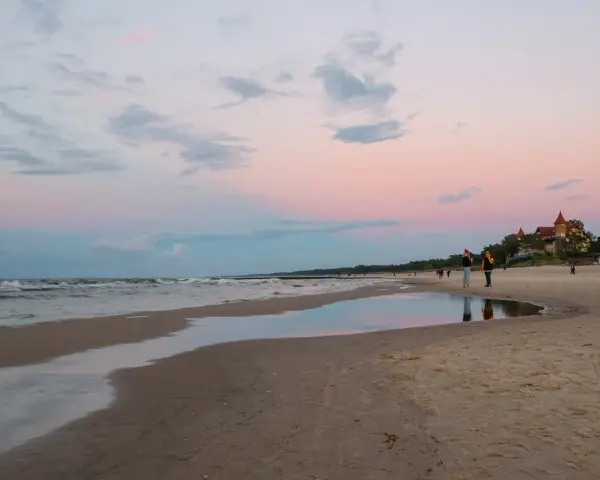 Zachód słońca nad morzem w Łebie. Spacer po plaży, romantyczne widoki, idealne łeba atrakcje dla dorosłych.