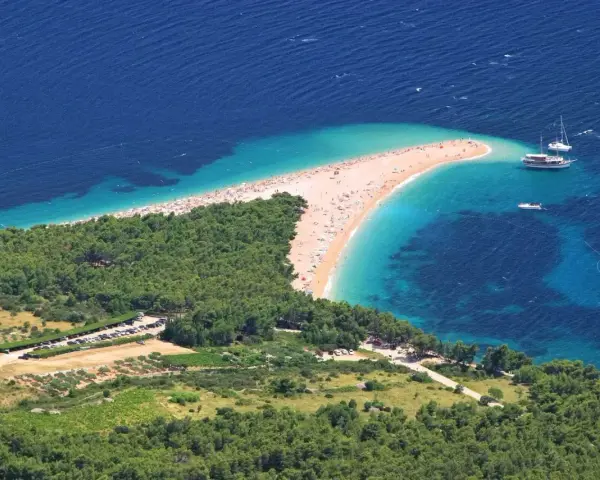 Widok z lotu ptaka na plażę Zlatni Rat w Chorwacji. Idealne miejsce na wakacje samolotem.