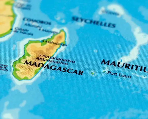 Mapa pokazuje, gdzie leży Mauritius, na wschód od Madagaskaru, w Oceanie Indyjskim.