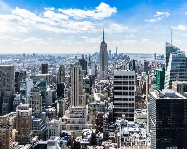 Widok na Manhattan, z Empire State Building w centrum. Zastanawiasz się, ile się leci do Nowego Jorku?