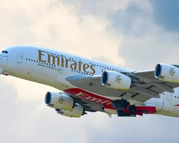 Samolot Emirates wzbija się w powietrze. Zastanawiasz się, ile się leci do Dubaju?
