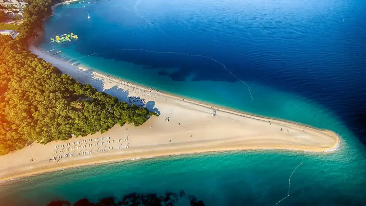 Piękna plaża w Chorwacji, idealne miejsce na wakacje. Zastanawiasz się, ile się leci do Chorwacji? Warto sprawdzić!