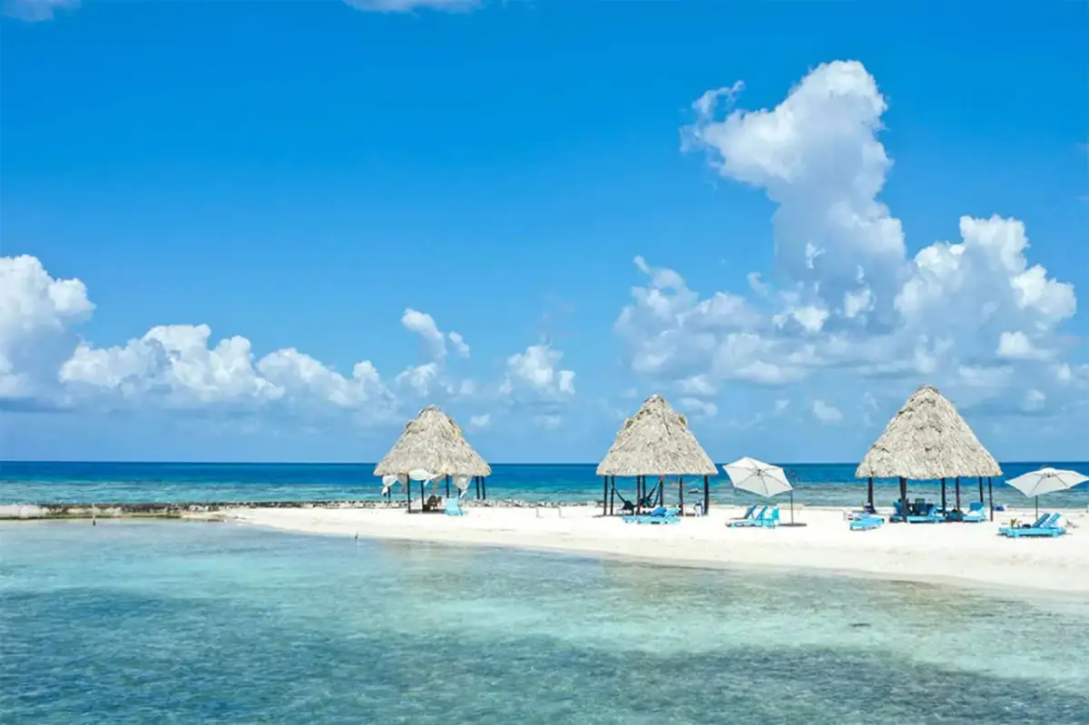 Idealne belize wakacje: biała plaża, turkusowa woda, palmy i hamaki. Raj na ziemi.