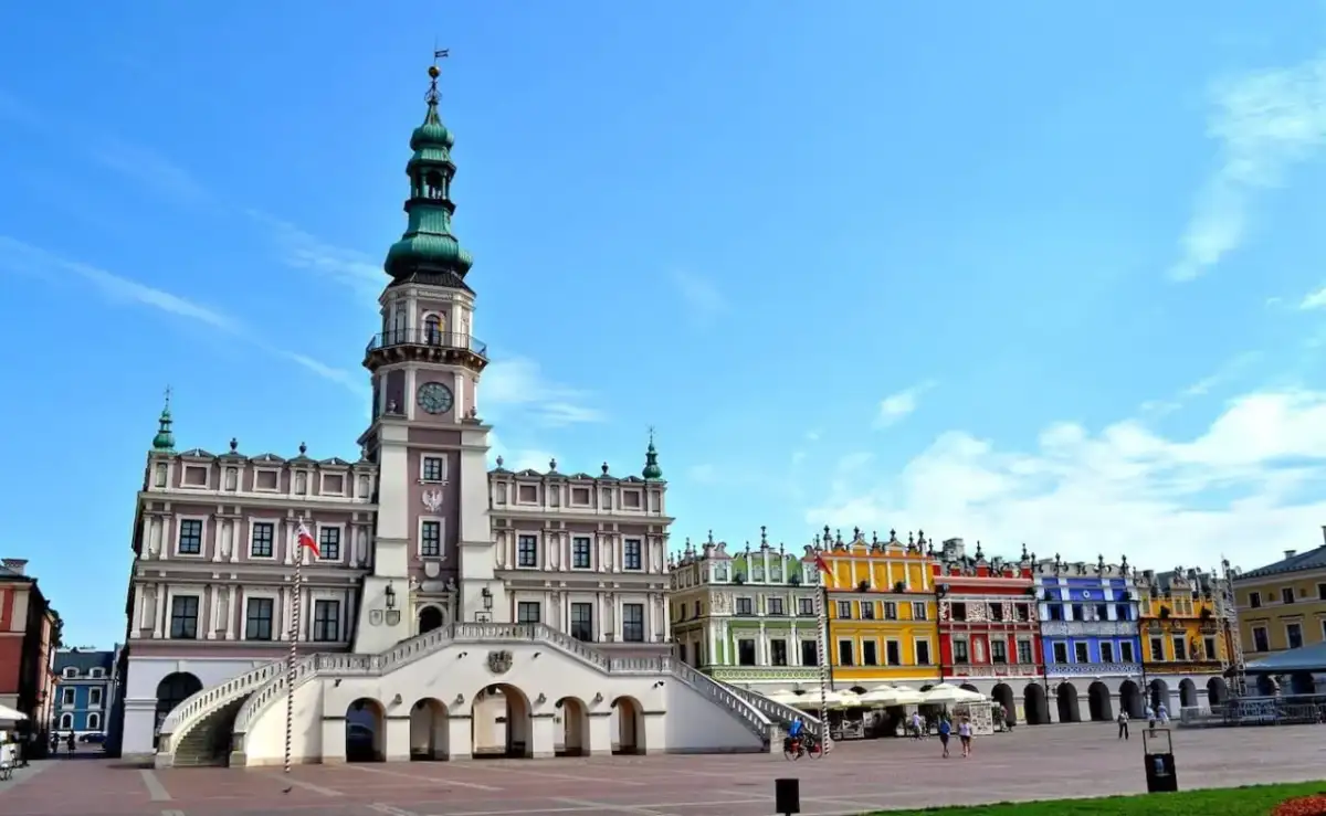 Kolorowe kamienice i ratusz na Rynku w Zamościu, jednym z najpiękniejszych miast w Polsce.