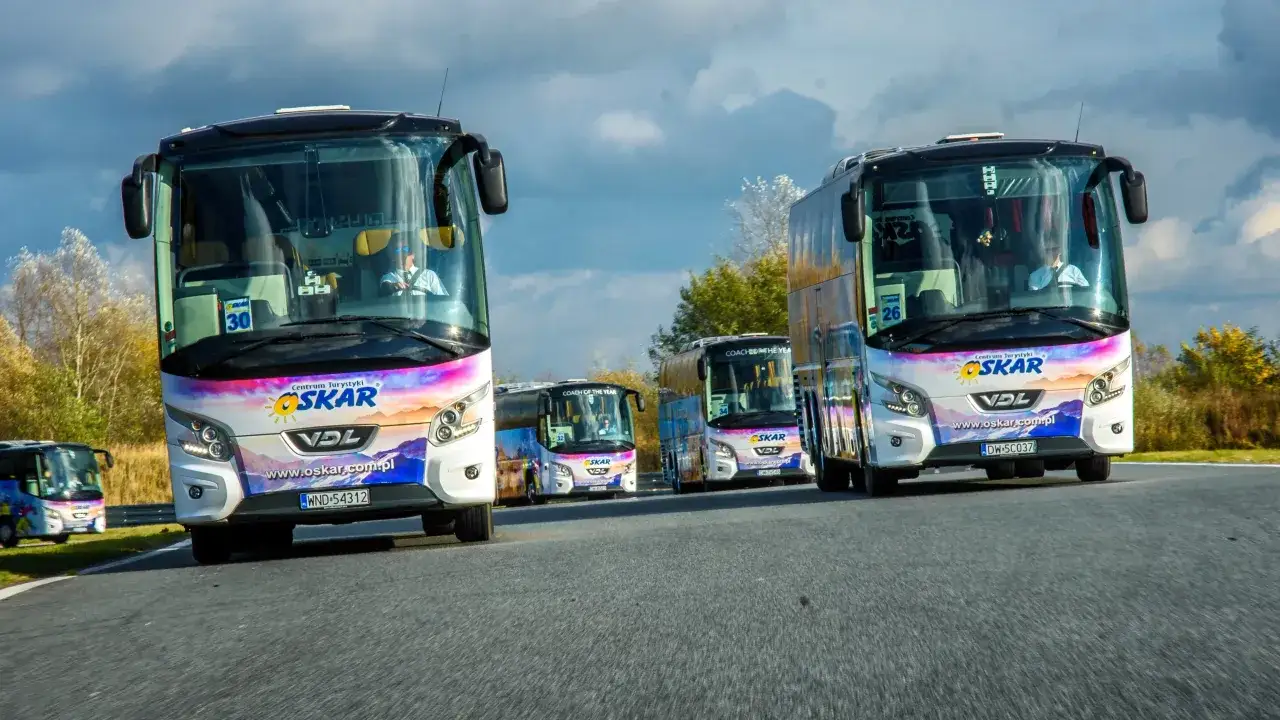 Autobusy OSKAR jadące w kolumnie. Wiele pozytywnych opinii o tym biurze podróży.
