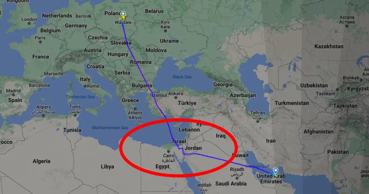 Trasa lotu z Warszawy do Dubaju, przelatująca nad Europą Wschodnią, Morzem Śródziemnym i Bliskim Wschodem.