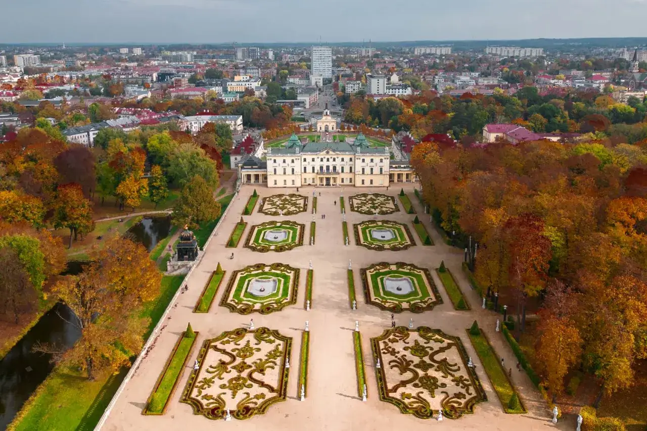 Pałac Branickich w Białymstoku, idealne miejsce, gdzie pojechać na dwa dni, otoczony jesiennym parkiem.