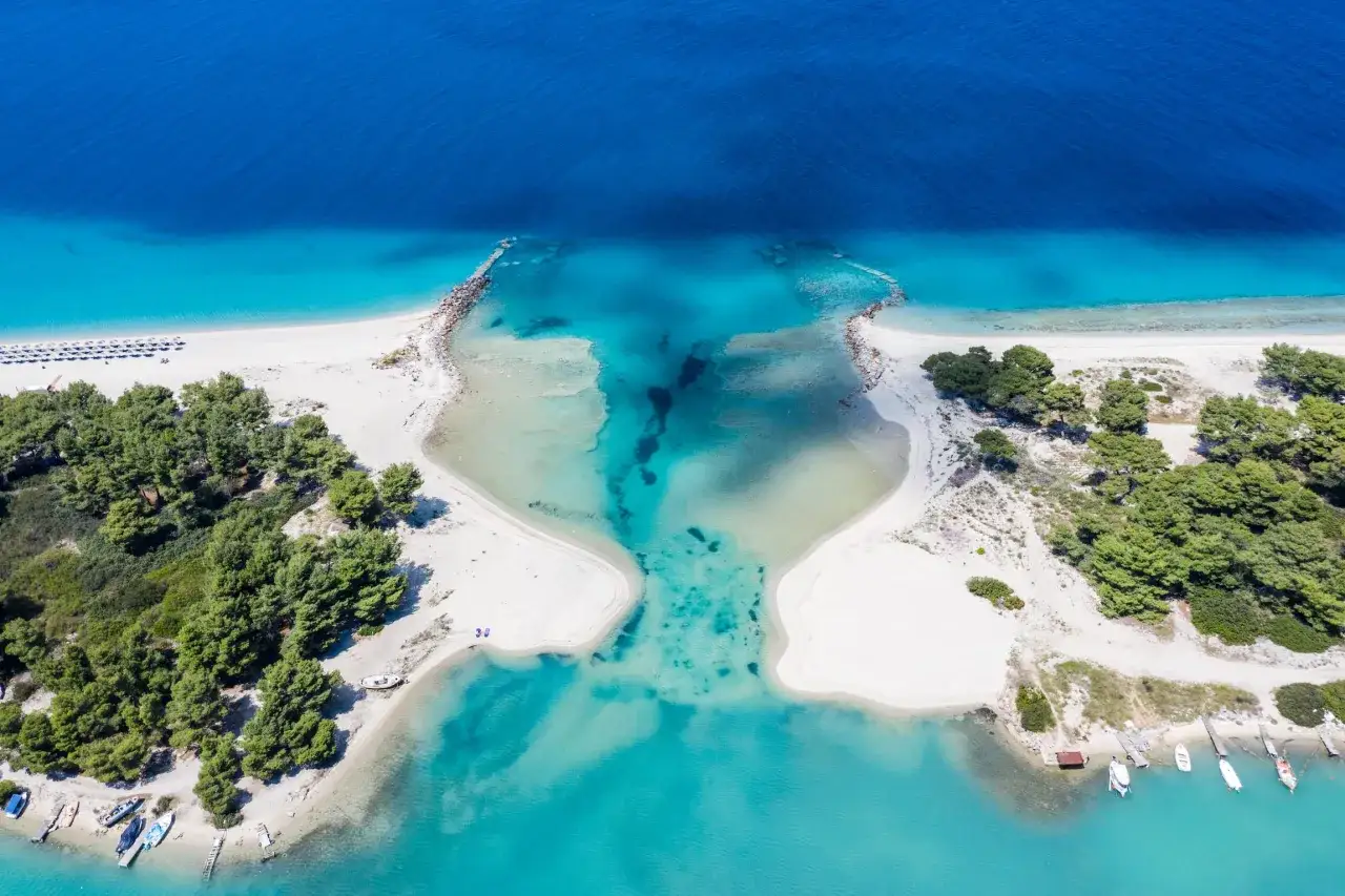 Widok z lotu ptaka na turkusową lagunę i piaszczyste plaże Kassandry, Grecja.