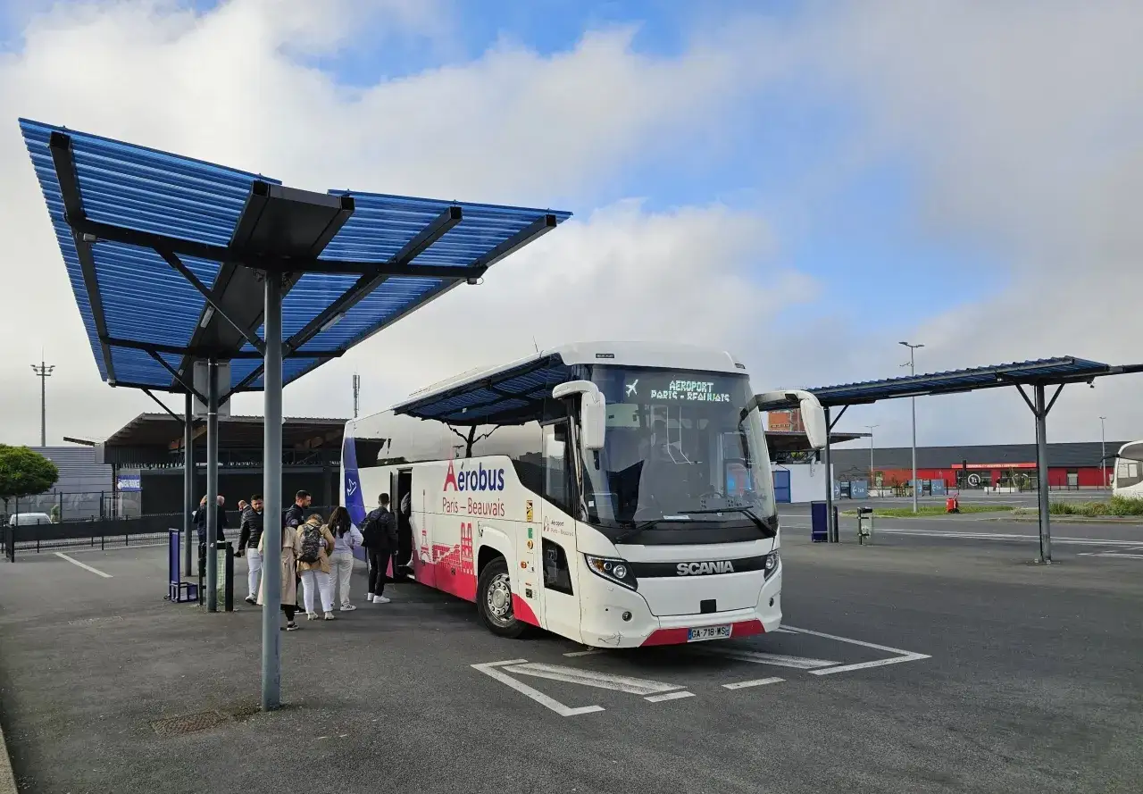 Autobus Aerobus z napisem 