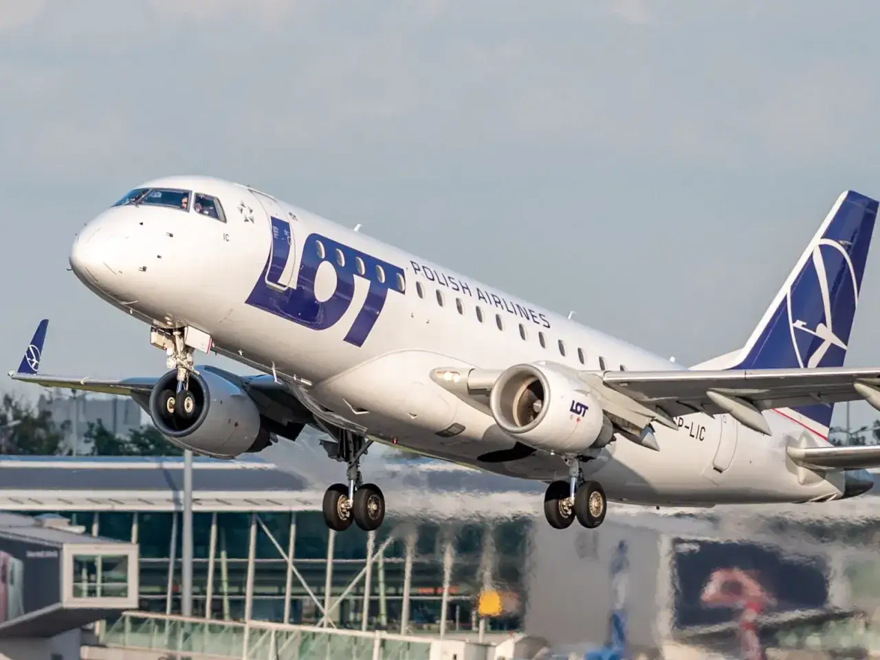 Samolot LOT Polish Airlines startuje, a ja zastanawiam się, ile się leci do Londynu.