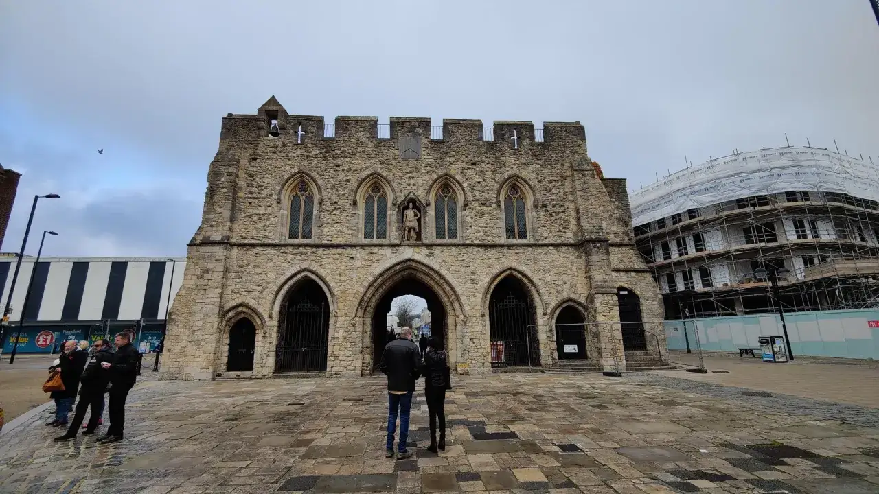 Kamienna brama w Southampton, miasto z historią, obok nowoczesnej budowy.