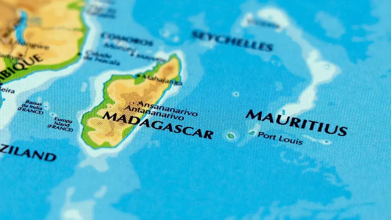 Mapa pokazuje, gdzie leży Mauritius, na wschód od Madagaskaru, w Oceanie Indyjskim.